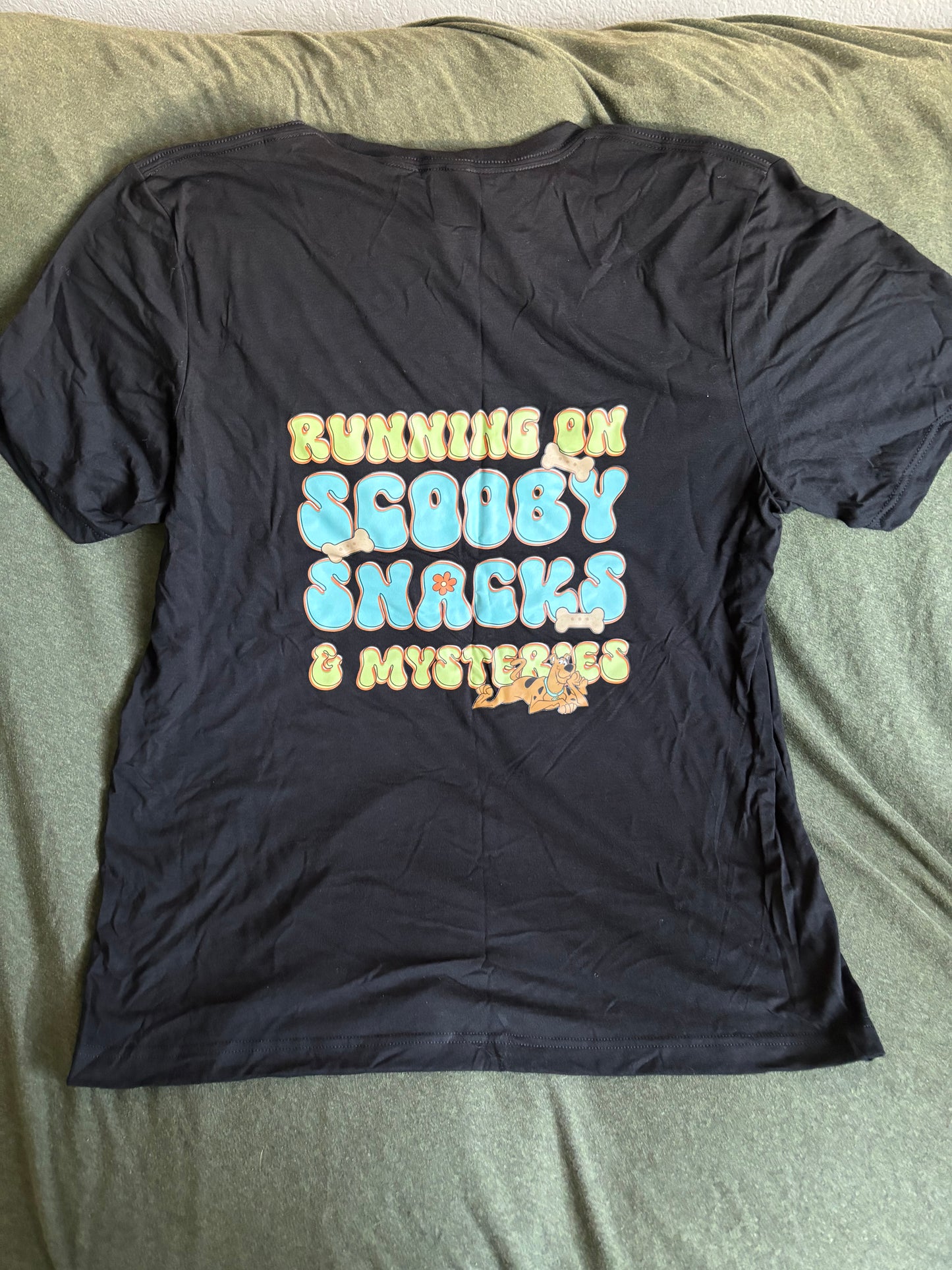 Running on Scooby Snacks & Mysteries Ruh Roh black short sleeve t shirt XL